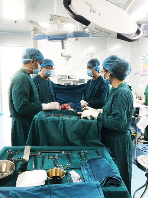  Ê-kíp bác sĩ Bệnh viện 22-12 phẫu thuật lấy khối u quái cho bệnh nhân. 