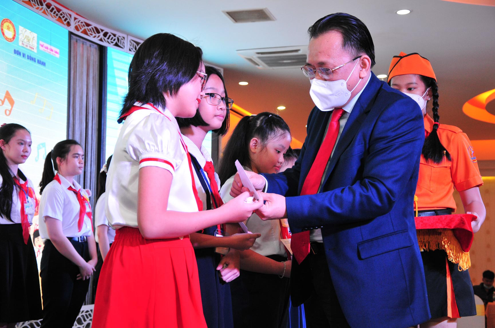 Ông Lê Hữu Hoàng - Phó Chủ tịch UBND tỉnh trao quà của Chủ tịch UBND tỉnh Khánh Hoà động viên các thí sinh