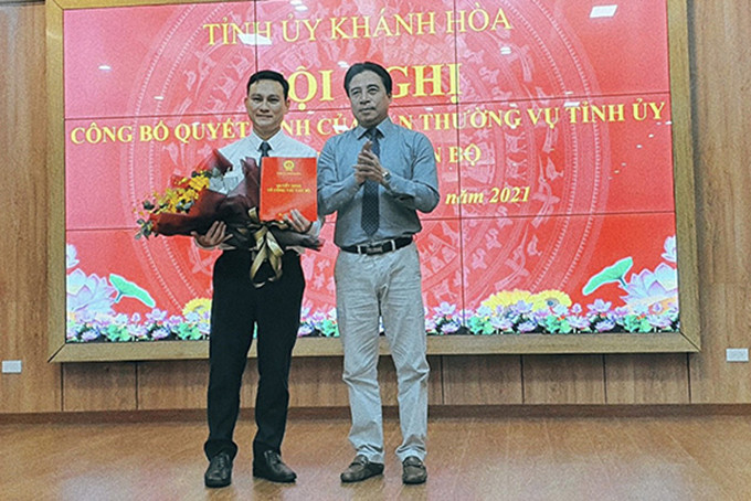 Ông Nguyễn Khắc Toàn (bên phải) trao quyết định bổ nhiệm cho ông Lê Hồng Phương