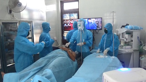 -Quân y đảo Song Tử Tây hội chẩn với Bệnh viện Trung ương Quân đội 108 về tình trạng của bệnh nhân.