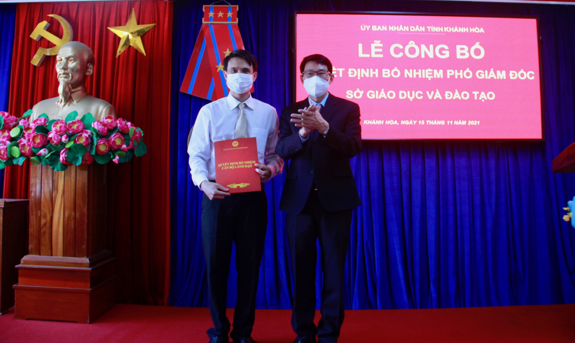 Ông Đinh Văn Thiệu trao uyết định bổ nhiệm Phó Giám đốc Sở GD-ĐT tỉnh Khánh Hòa.