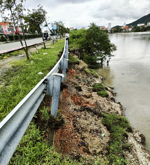 Sạt lở kè taluy Quốc lộ 1 qua thị trấn Vạn Giã