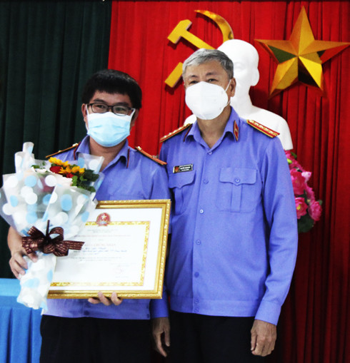 Ông Nguyễn Thanh Hào trao giải nhì cho thí sinh.