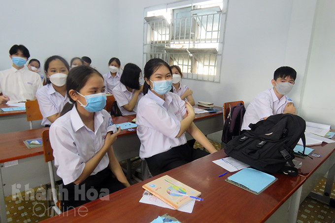 Học sinh huyện Vạn Ninh ngồi theo dõi sức khỏe sau tiêm chủng
