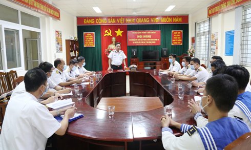 Chuẩn Đô đốc Nguyễn Đình Hùng giao nhiệm vụ và động viên lực lượng hỗ trợ huyện đảo Phú Quý.