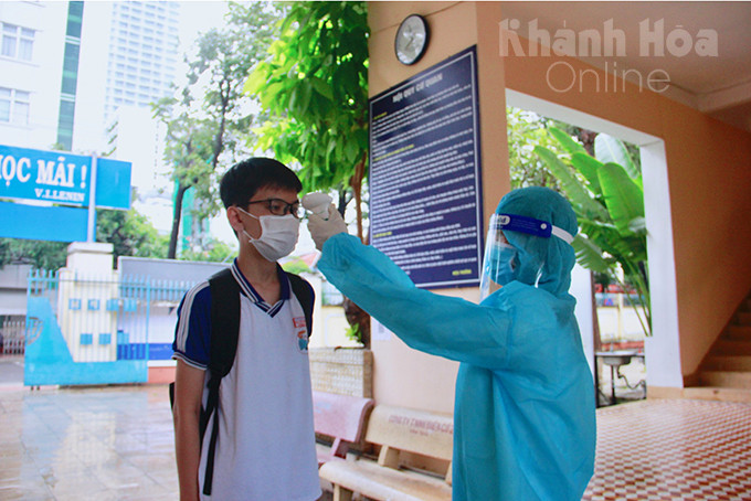 Taking body temperature at Ly Tu Trong High School