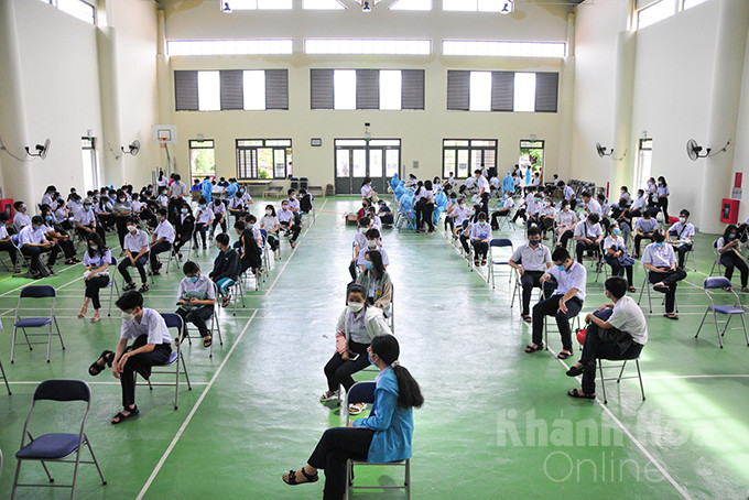 Students of Pham Van Dong High School waiting for being vaccinated