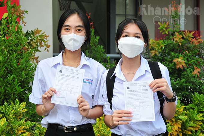 Two students of Pham Van Dong High School with COVID-19 vaccine certificates