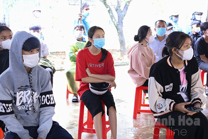 Khanh Vinh District administered  COVID-19 vaccine to more than 1,100 students in the district