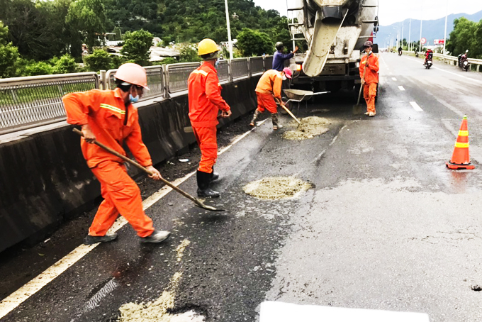 Khắc phục hư hỏng trên Quốc lộ 1