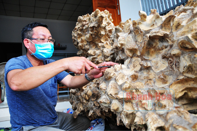 Người dân làng nghề trầm hương Vạn Thắng đang chế tác một sản phẩm trầm cảnh