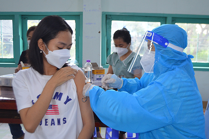 VIDEO: Khánh Hòa đồng loạt triển khai tiêm vắc xin cho học sinh THPT