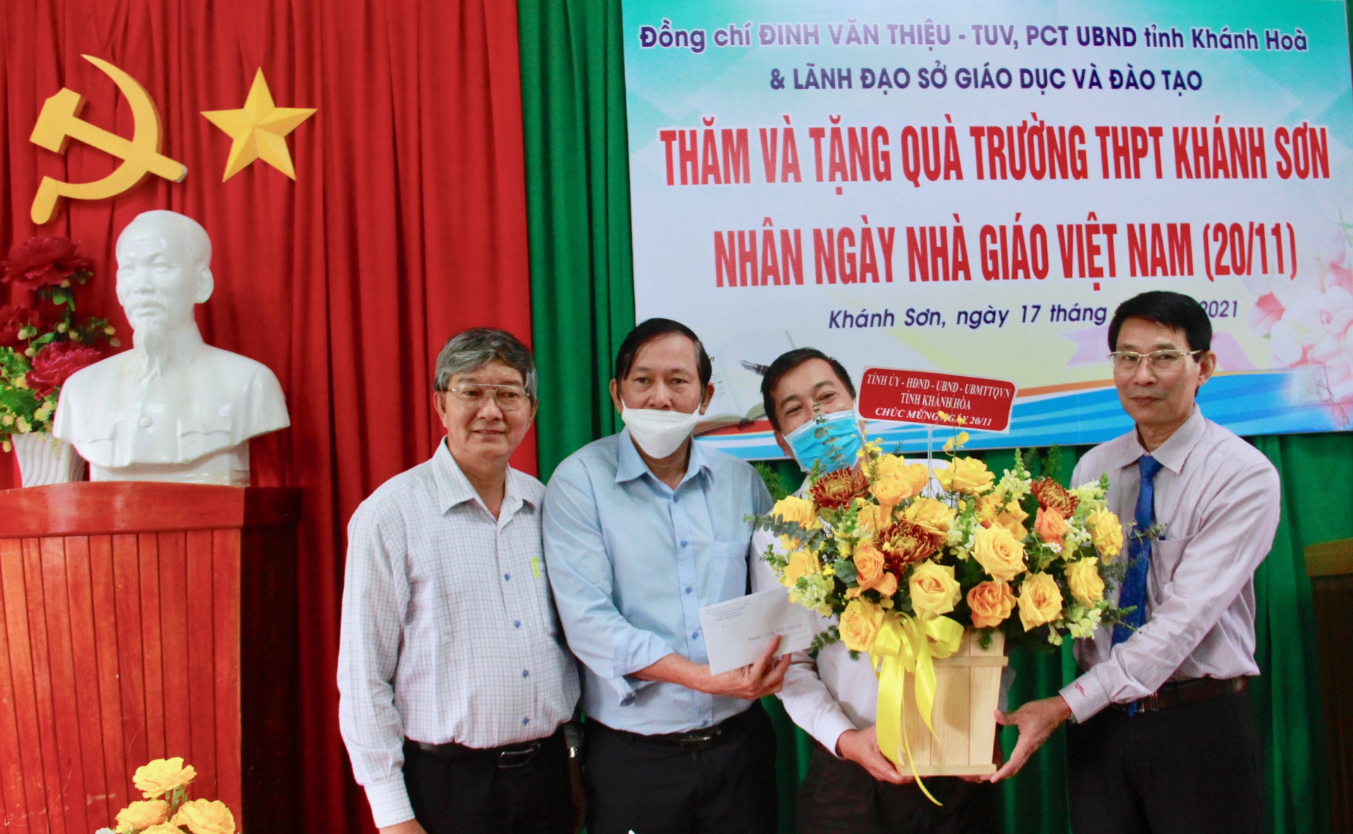 Tặng hoa cho giáo viên Trường THPT Khánh Sơn