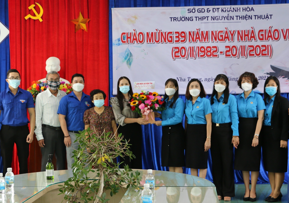  Bà Nguyễn Thị Hằng tặng hoa, chúc mừng Trường THPT Nguyễn Thiện Thuật.