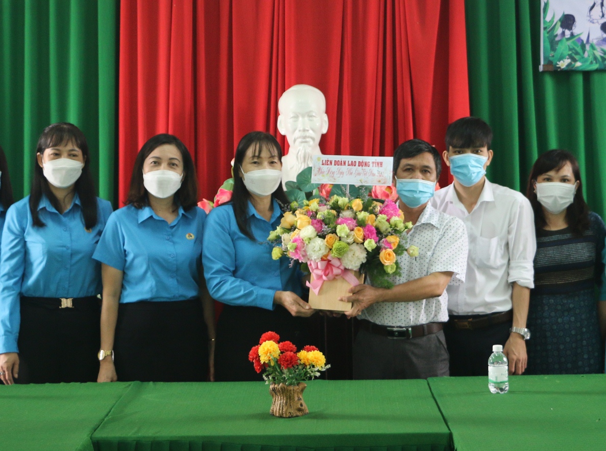 Bà Nguyễn Thị Hằng tặng hoa, chúc mừng Trường THPT Tôn Đức Thắng.