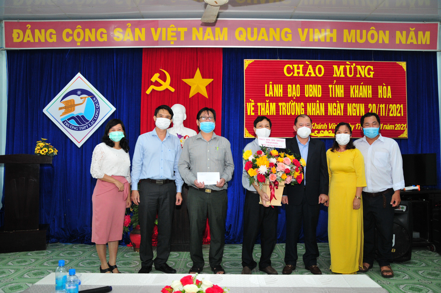 Đồng chí Nguyễn Anh Tuấn tặng hoa và quà chúc mừng Trường THPT Lạc Long Quân