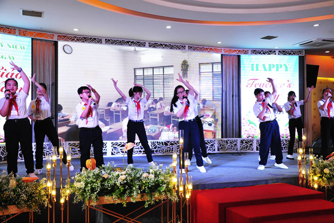 Các thí sinh, đội thi tham gia thi tài.