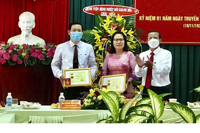 Ông Trần Ngọc Thanh trao kỷ niệm chương cho các cá nhân.