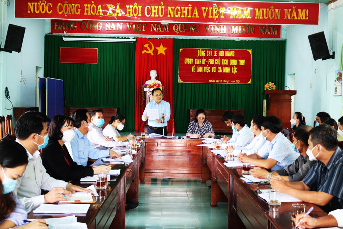 Ông Lê Hữu Hoàng làm việc với UBND xã Ninh Lộc.