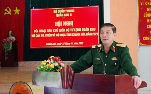 Thiếu tướng Trương Thiên Tô ghi nhận và giải đáp các ý kiến tại buổi đối thoại.