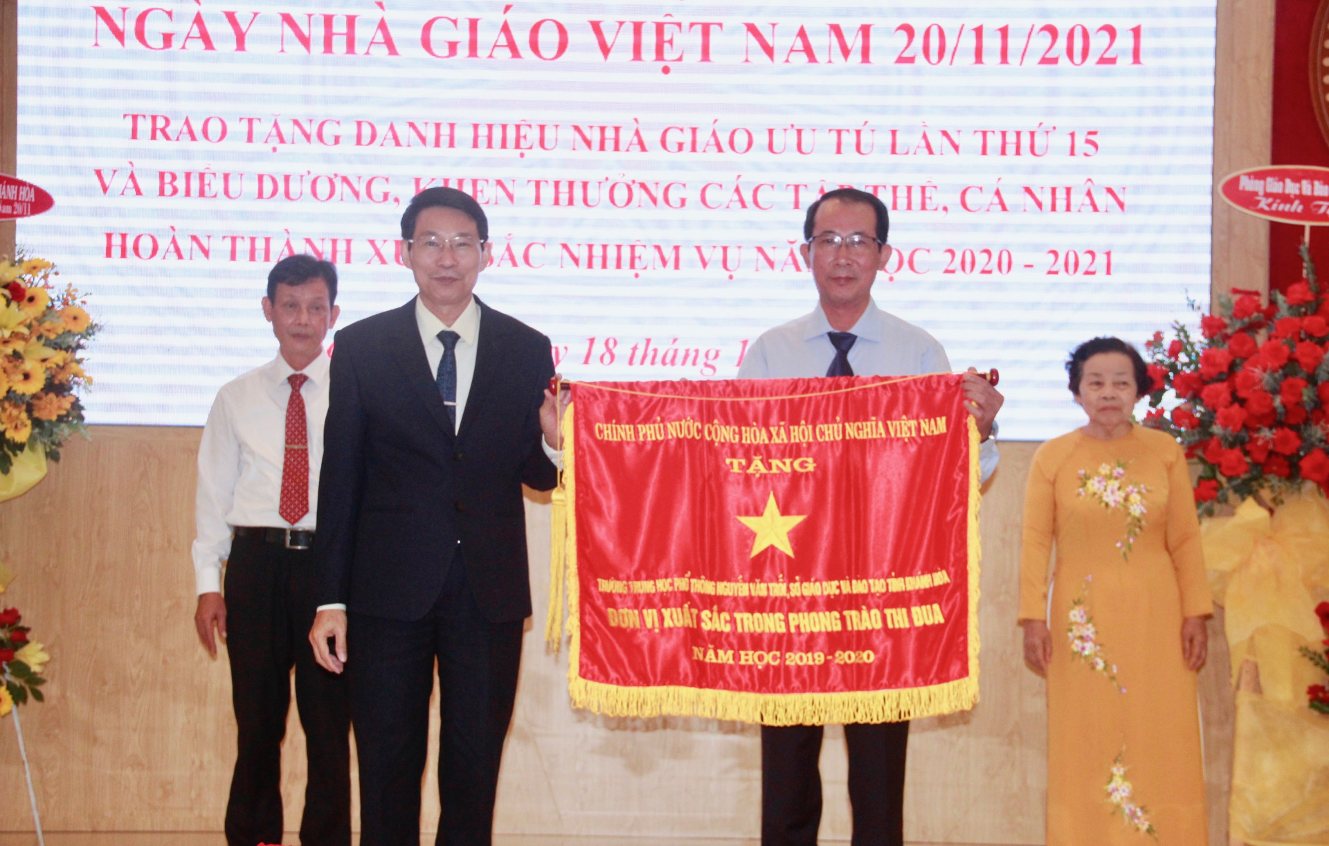 Trao tặng cờ thi đua của Chính phủ cho Trường THPT Nguyễn Văn Trỗi