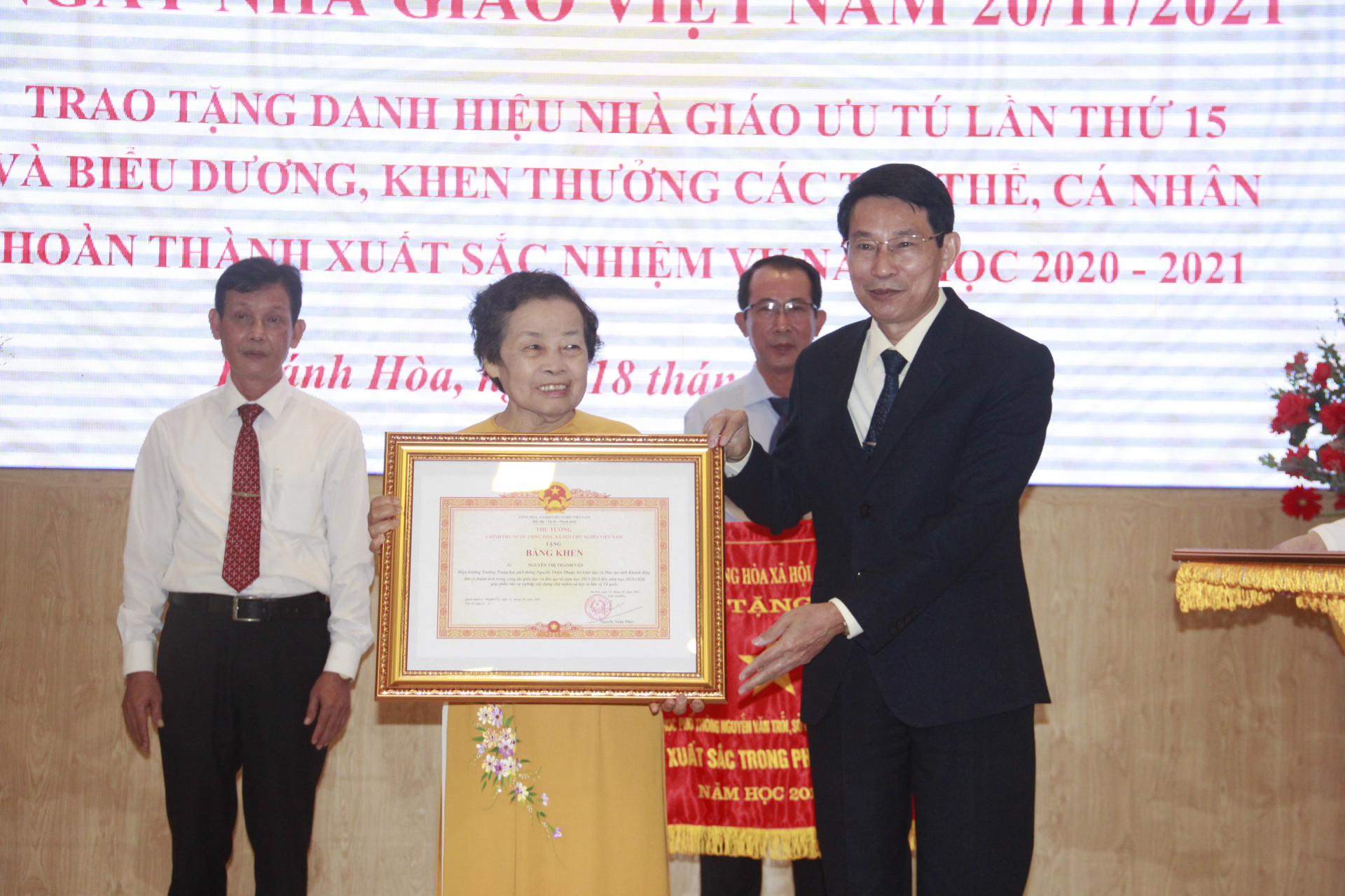 Ông Đinh Văn Thiệu trao tặng Bằng khen của Thủ tướng Chính phủ cho Nguyễn Thị Thanh Vân, nguyên Hiệu trưởng Trường THPT Nguyễn Thiện Thuật (TP.Nha Trang)