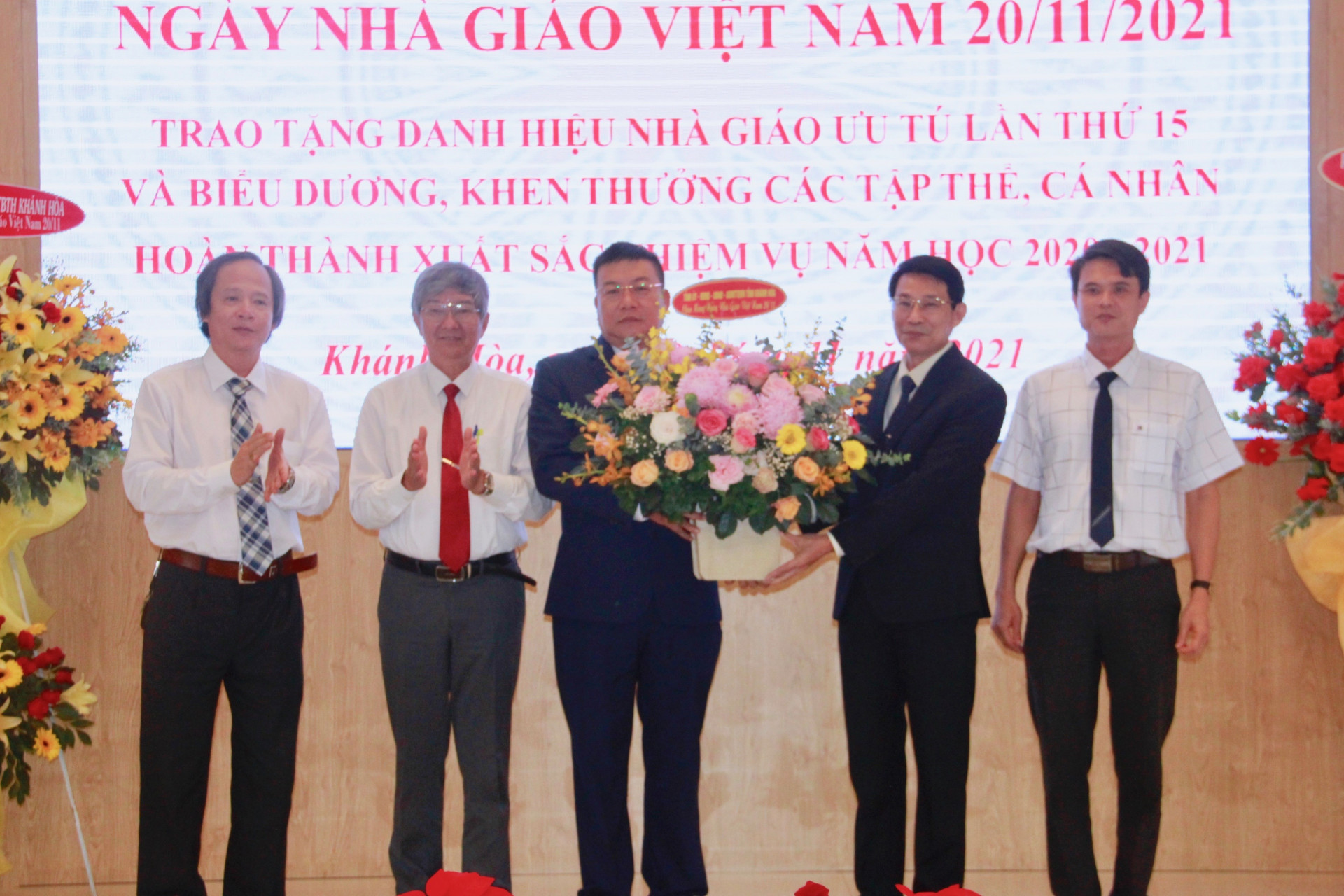 Lãnh đạo tỉnh tặng hoa chúc mừng Sở GD-ĐT nhân Kỷ niệm 39 năm Ngày Nhà giáo Việt Nam 20-11.