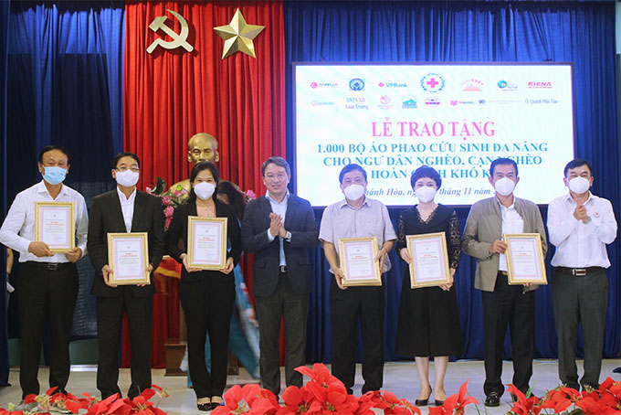 Ông Nguyễn Hải Ninh trao bảng tri ân cho các nhà tài trợ chương trình.