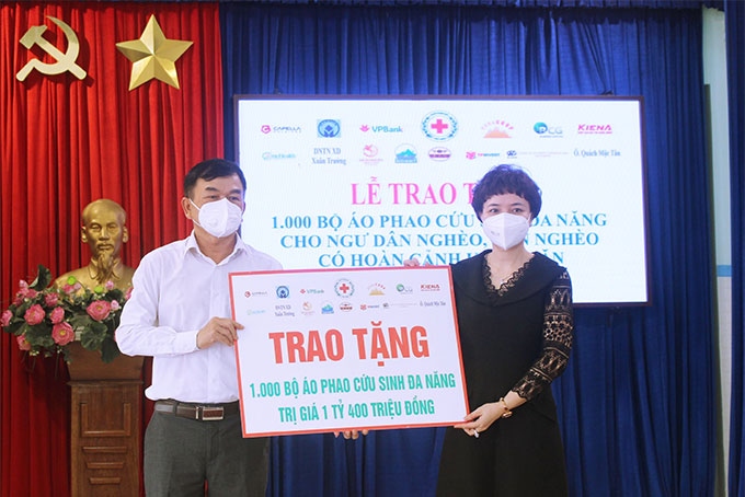 Ông Lê Văn Hoa – Chủ tịch Hội Chữ thập đỏ tỉnh Khánh Hoà tiếp nhận bảng hỗ trợ 1.000 áo phao từ nhà tài trợ.