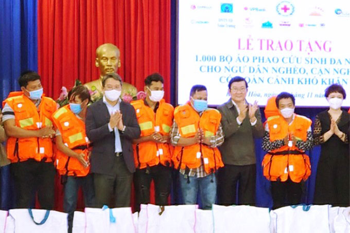 Nguyên Chủ tịch nước Trương Tấn Sang và Bí thư Tỉnh ủy Nguyễn Hải Ninh trao áo phao cho ngư dân Vạn Ninh