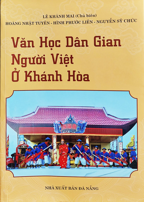  (ảnh nhỏ) và tập sách Văn học dân gian người Việt ở Khánh Hòa.