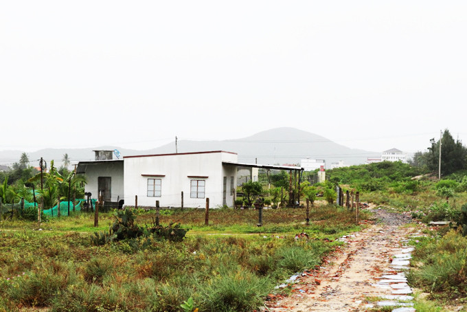 Các căn nhà xây dựng trái phép  tại khu quy hoạch phân lô Khu dân cư Phú Thạnh.