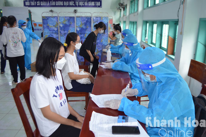 Tiêm vắc xin cho học sinh ở Diên Khánh