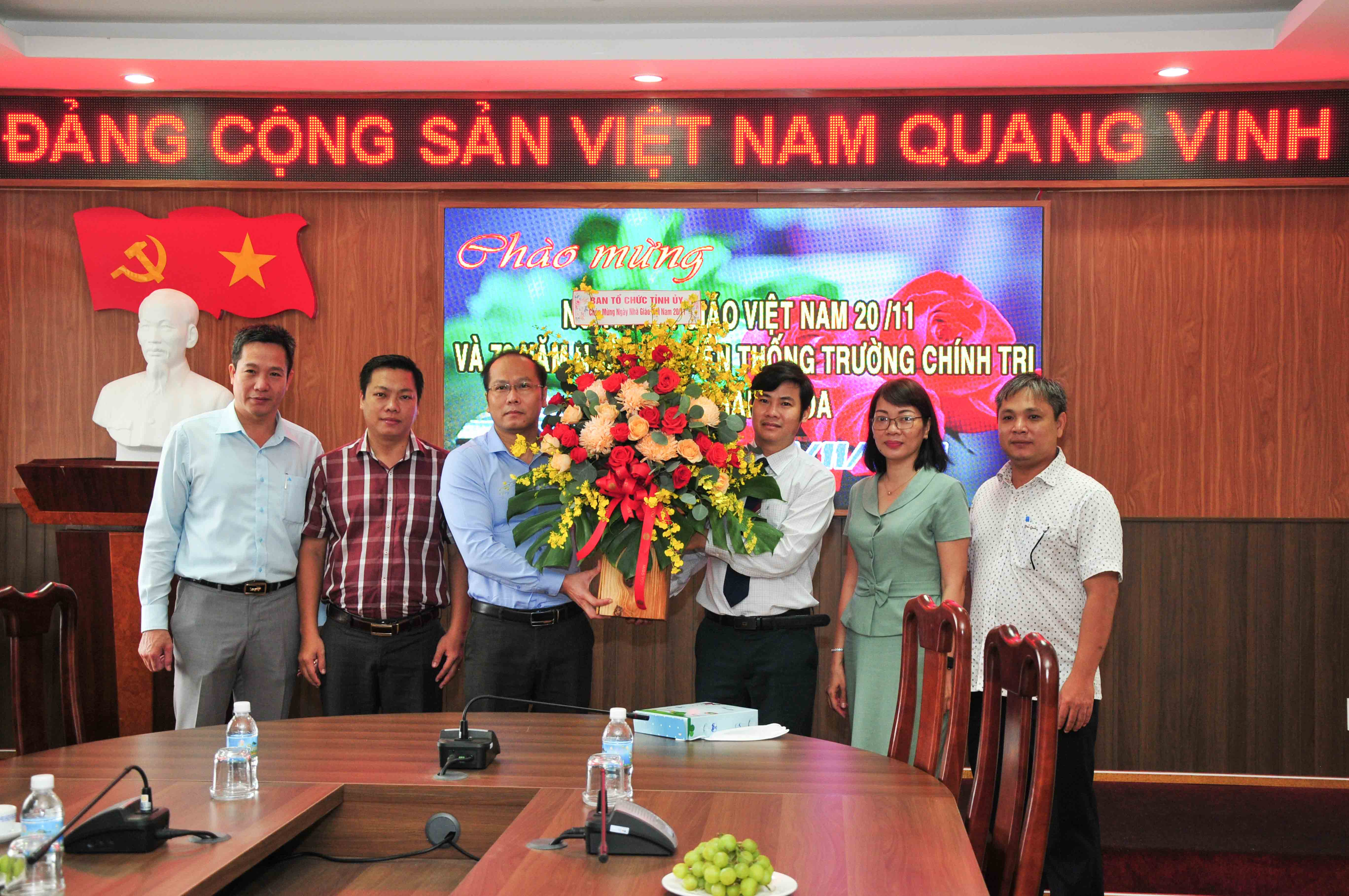 Ông Nguyễn Khắc Hà thăm Trường Chính trị tỉnh nhân ngày Nhà giáo Việt Nam