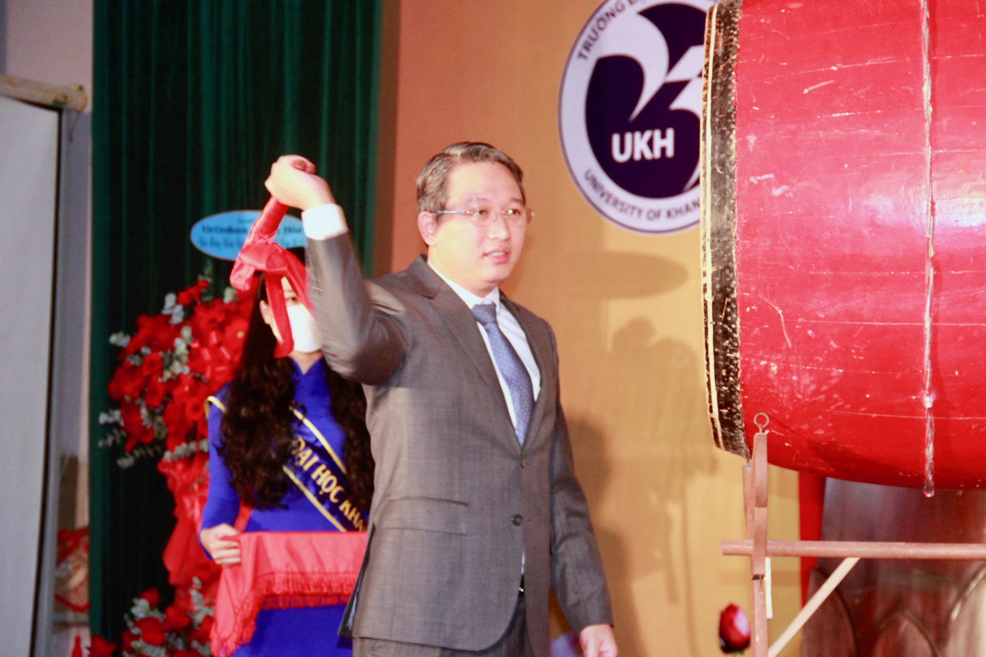 Ông Nguyễn Hải Ninh đánh trống Khai giảng Khóa 6 Trường Đại học Khánh Hòa.