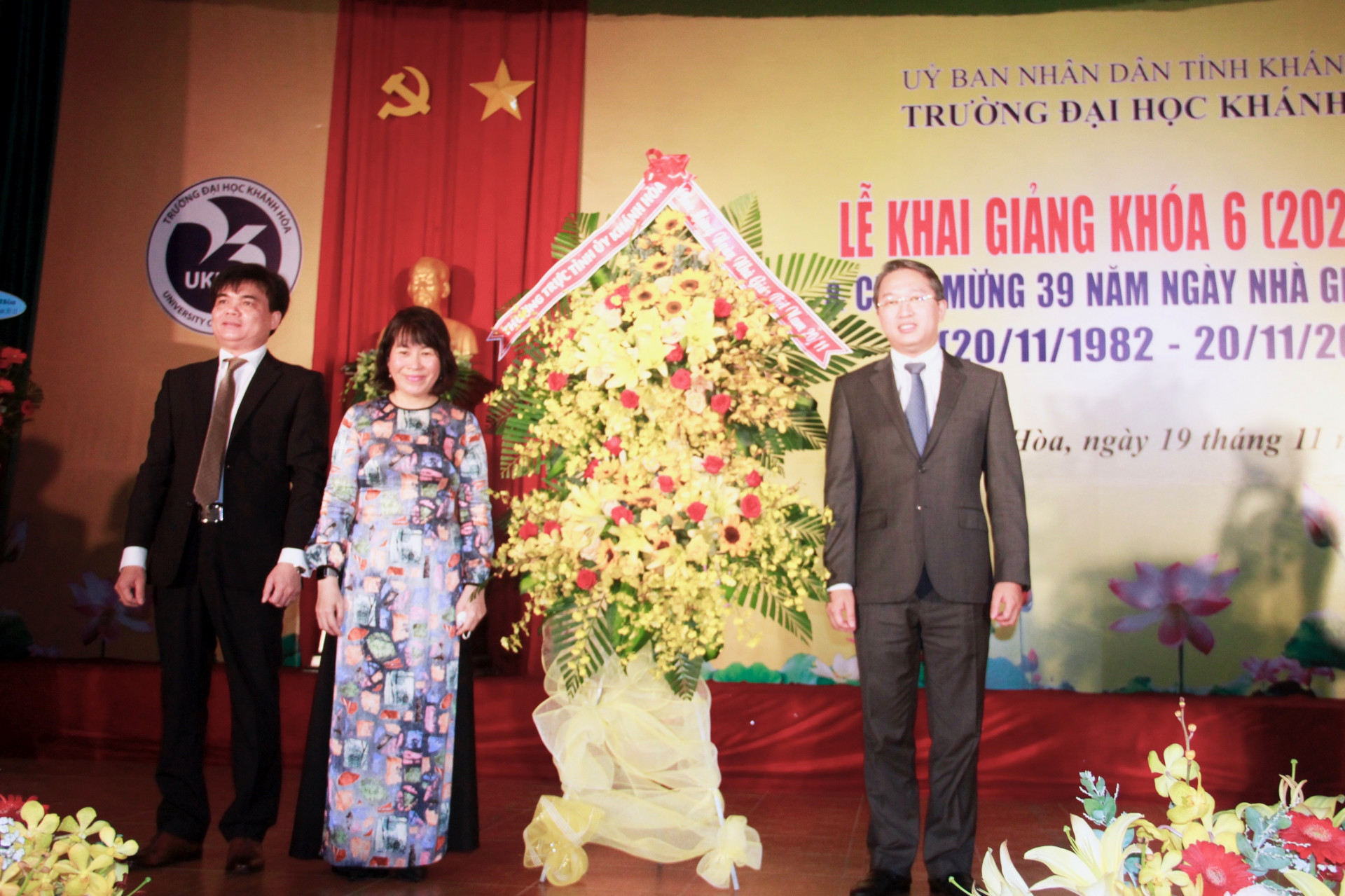 Ông Nguyễn Hải Ninh tặng hoa chúc mừng các thầy, cô nhân ngày Nhà giáo Việt Nam.
