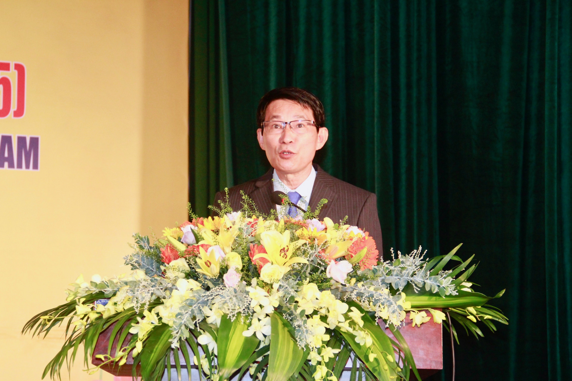 Ông Đinh Văn Thiệu phát biểu tại buổi Lễ Khai giảng Trường Đại học Khánh Hòa.