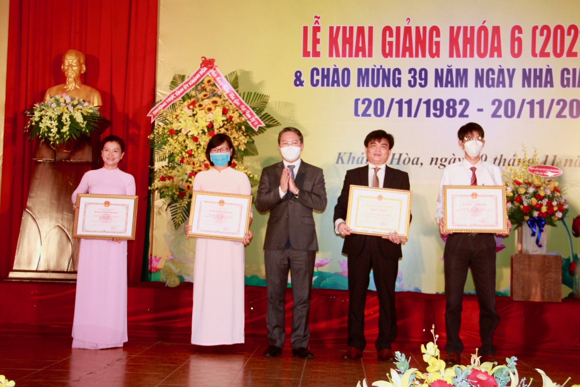 Ông Nguyễn Hải Ninh trao bằng khen của UBND tỉnh Khánh Hòa cho các tập thể Lao động xuất sắc. 