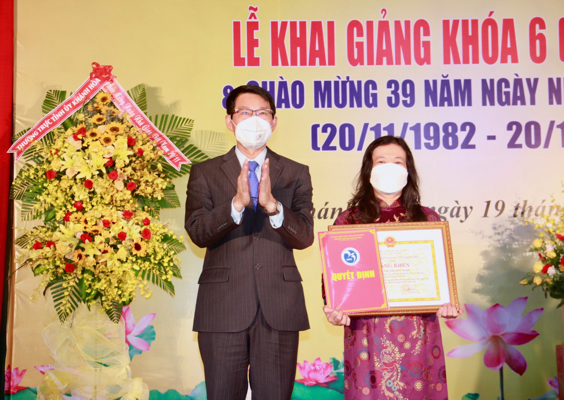 Ông Đinh Văn Thiệu trao bằng khen cho cá nhân là điển hình tiên tiến tiêu biểu tỉnh Khánh Hòa qua kiểm tra, giám sát công tác thi đua năm 2021.