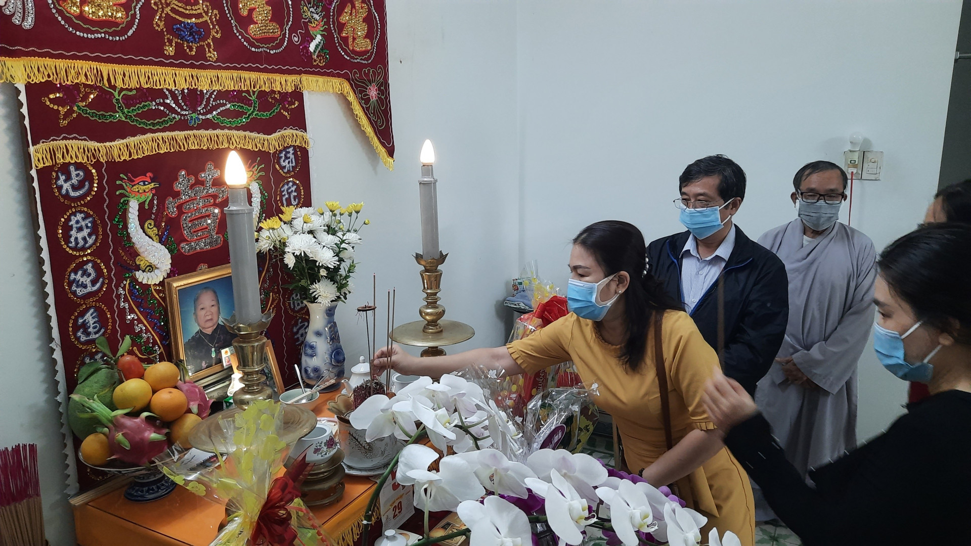 Đoàn công tác của UBMTTQ Việt Nam tỉnh Khánh Hòa thăm gia đình bà Nguyễn Thị Thanh Thảo, có người thân mất vì dịch Covid-19.