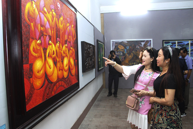 Công chúng xem một triển lãm mỹ thuật  do Hội Văn học Nghệ thuật tỉnh tổ chức. Ảnh minh họa. 