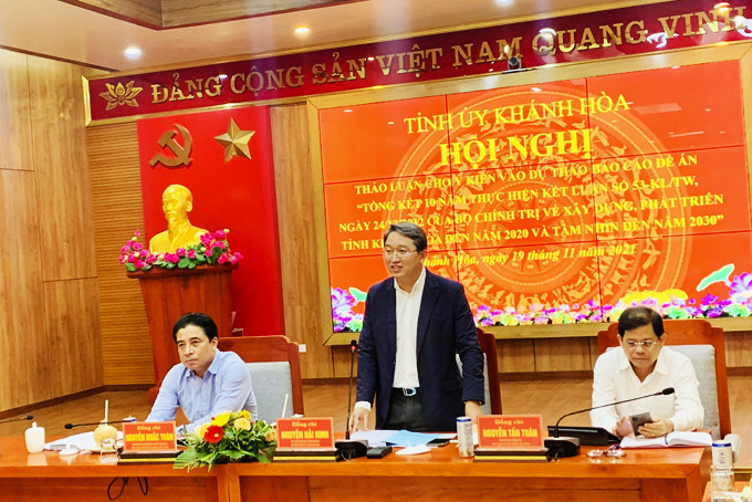 Bí thư Tỉnh ủy Nguyễn Hải Ninh phát biểu tại hội nghị. 