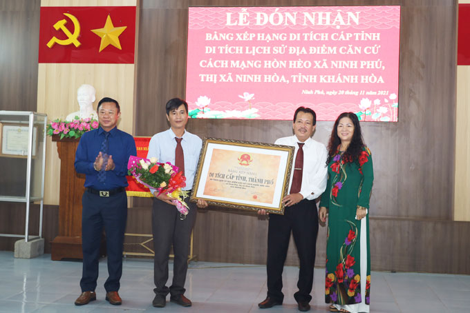 Lãnh đạo xã Ninh Phú đón nhận bằng xếp hạng di tích cấp tỉnh địa điểm căn cứ cách mạng Hòn Hèo.