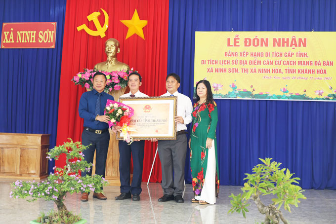 Lãnh đạo xã Ninh Sơn đón nhận bằng xếp hạng di tích cấp tỉnh địa điểm căn cứ cách mạng Đá Bàn.