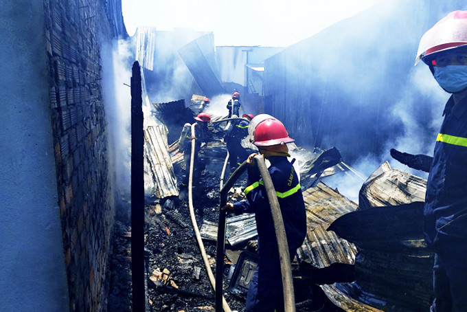 Lực lượng chữa cháy chuyên nghiệp tham gia dập lửa tại căn nhà ở phường Phước Long, TP. Nha Trang. 