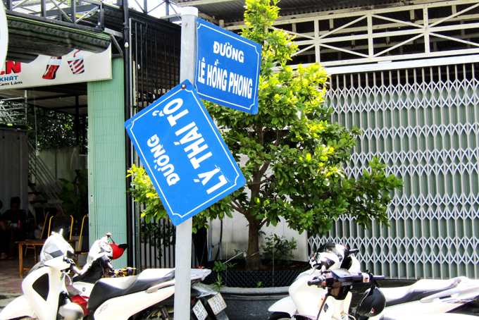 Cần lắp đặt lại biển tên đường