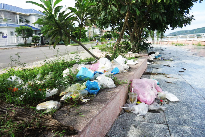 Nhếch nhác nơi hành lang đi bộ