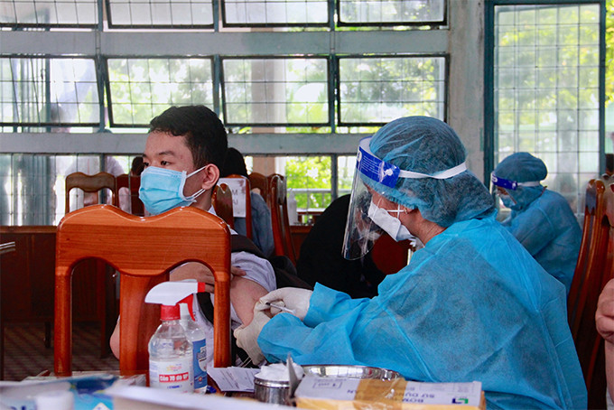 Tiêm vắc xin cho học sinh ở Nha Trang