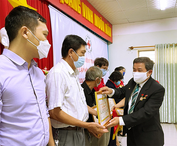 Các cá nhân nhận được giấy khen của Chủ tịch UBND thành phố
