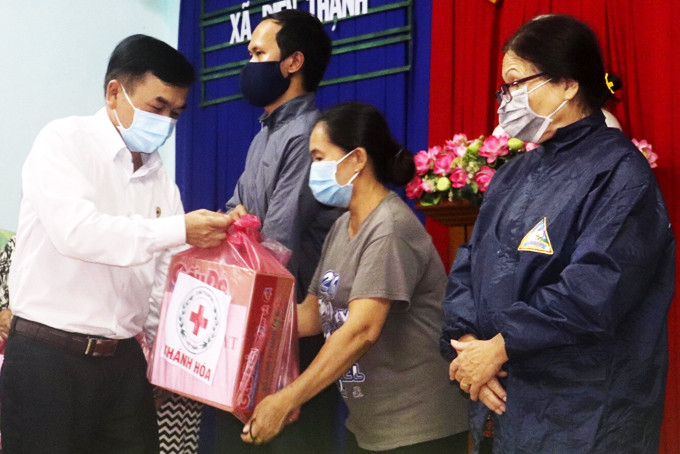  Lãnh đạo Hội Chữ thập đỏ tỉnh trao quà cho người dân xã Diên Thạnh. 